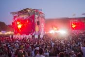 Fesztiválozók a brit Bastille indie pop zenekar koncertjén (Sóki Tamás fotója)