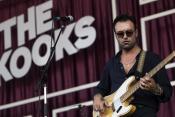 Pete Denton basszusgitáros az angol The Kooks indie rock zenekar koncertjén (Mónus Márton fotója)