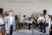 A Baksa-gimnázium diákjainak zenés műsora